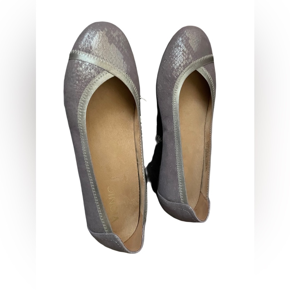 Vionic Spark Caroll Purple/ silver Leather Flats Size 8